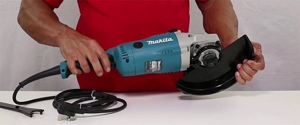 Makita GA9020 sử dụng động cơ chổi than
