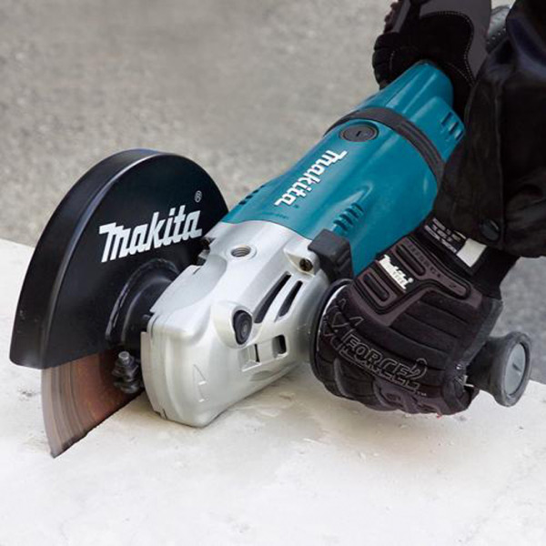 Makita GA9020 vận hành mạnh mẽ với công suất 2.200W