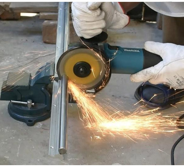 Makita 9565CVR là máy mài điều tốc nổi bật của hãng 