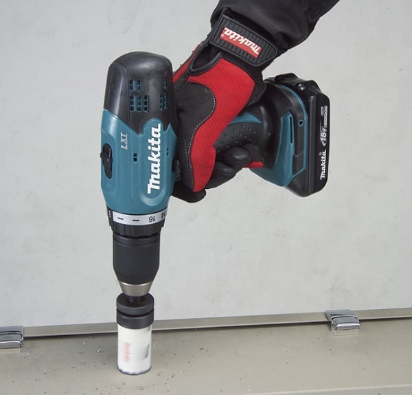 Makita DDF453SYE có khả năng khoan kim loại, gỗ