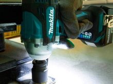 Máy siết bu lông Makita DTW300RTJ