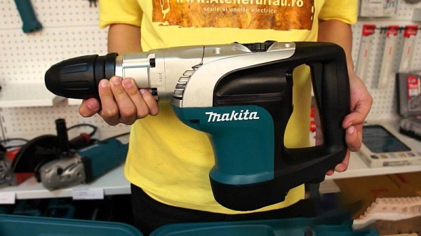 Makita HR4002 có giá thành tương ứng với chất lượng