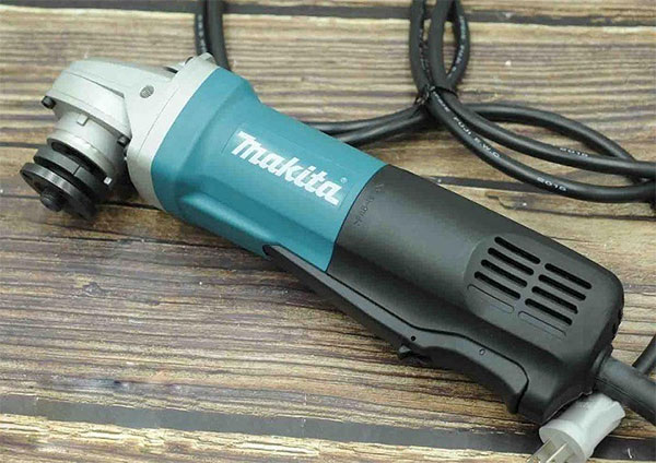 Máy mài góc Makita 9565PZ sử dụng công tắc bóp