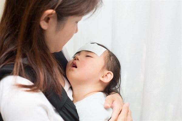 Khi trẻ có triệu chứng bất thường cần báo ngay cho nhân viên y tế