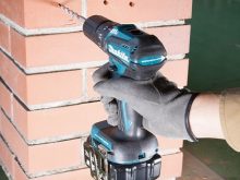 Makita DDF483RFE hoạt động bề chắc