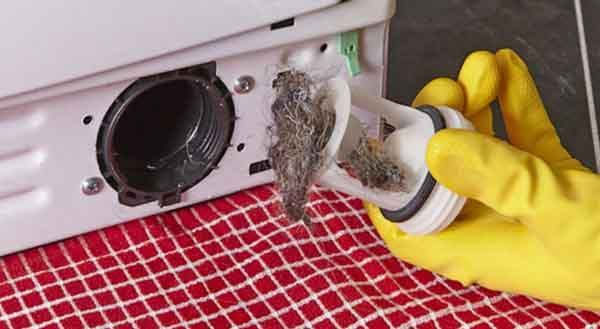 Bộ lọc máy giặt thường nằm ở chân máy giặt