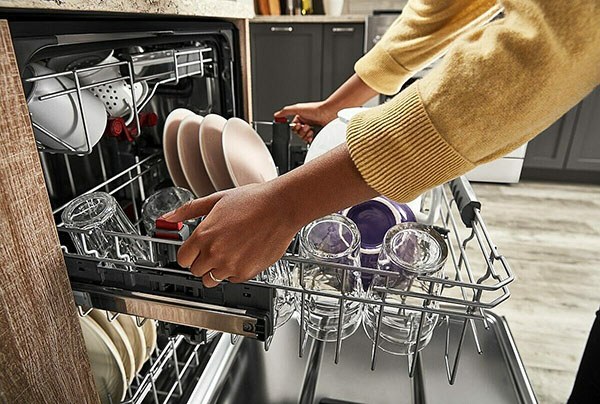 Xếp đồ vào vị trí phù hợp trong máy rửa bát Bosch