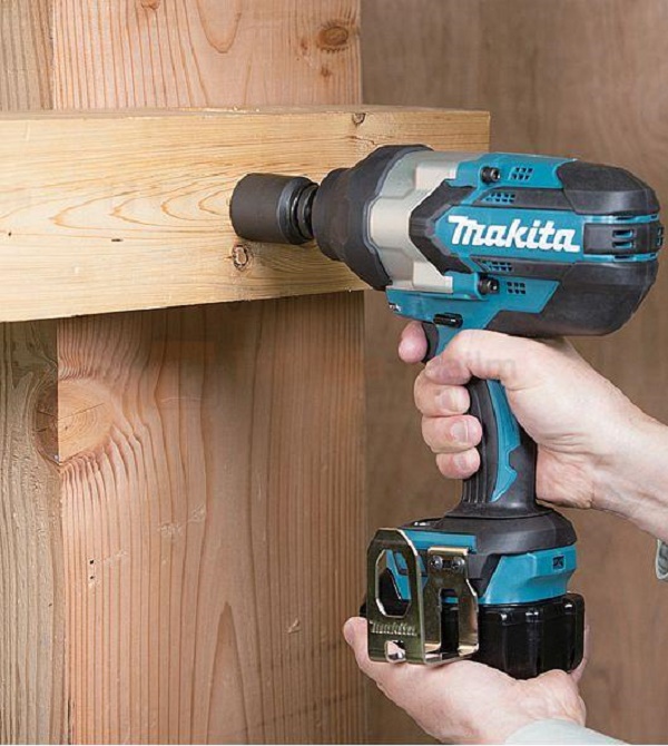 Makita DTW1002RTJ có khả năng siết bu lông mạnh mẽ