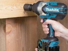 Máy siết bu lông dùng pin Makita DTW1002RTJ có những ưu điểm nào?