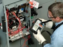 Dùng megaohm để đo điện trở cách điện