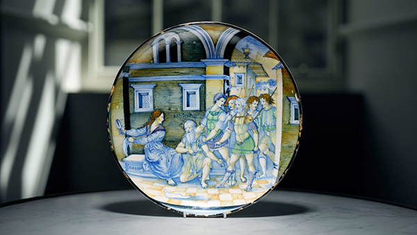 Chiếc đĩa quý hiếm của Ý có niên đại từ thế kỷ XVI được bán đấu giá hơn 1,7 triệu đô