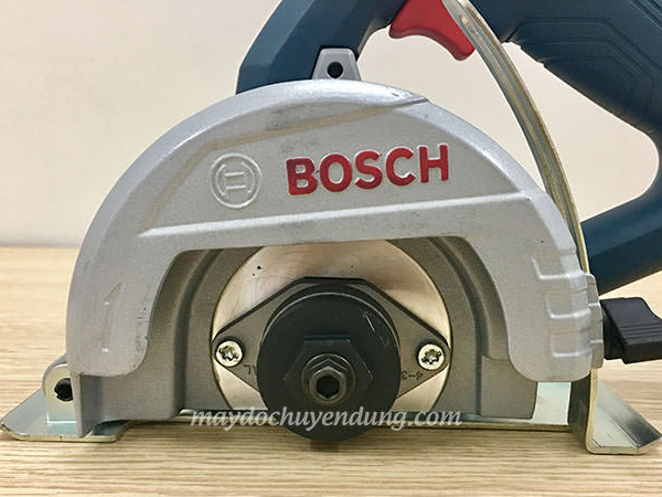 Phần kim loại của máy cắt gạch Bosch có độ cứng cao