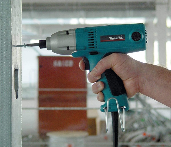 Makita 6952 có khả năng bắt vặn vít hiệu quả