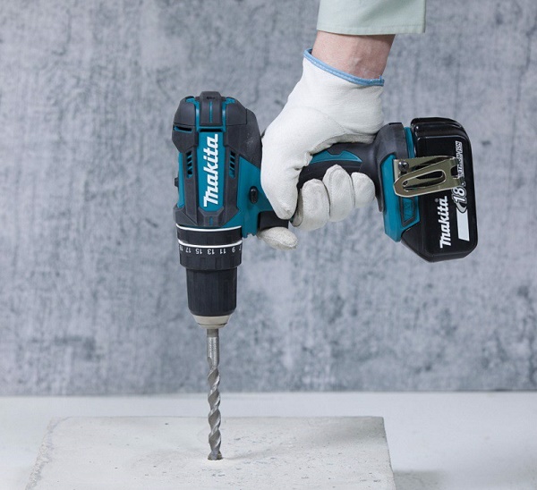 Makita DHP482RFE có khả năng khoan bền bỉ mạnh mẽ