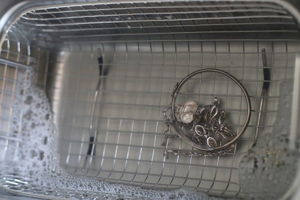 Cách sử dụng máy rửa trang sức bằng sóng siêu âm hiệu quả