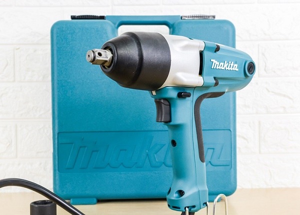 Makita TW0200 hoạt động với công suất mạnh mẽ