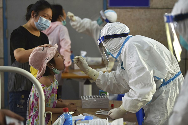 Một y tá lấy mẫu xét nghiệm Covid-19 tại Nam Kinh, tỉnh Giang Tô, Trung Quốc.