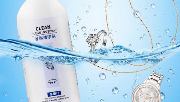 Dùng nước rửa trang sức để làm sạch