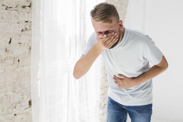 Buồn nôn, đau bụng là dấu hiệu bị ngộ độc rượu
