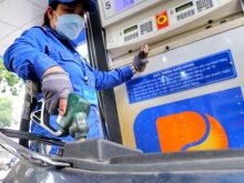 Giá dầu vọt tăng mạnh, giá xăng giảm nhẹ