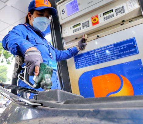 Giá dầu vọt tăng mạnh, giá xăng giảm nhẹ