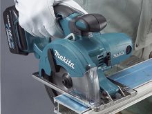 máy cắt sắt cầm tay makita