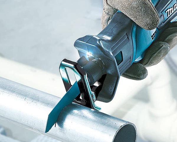 Makita DJR183Z thuộc dòng máy cưa kiếm giá rẻ