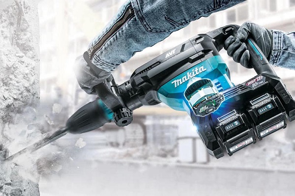 Máy đục bê tông Makita HM002GZ03 làm việc mạnh mẽ