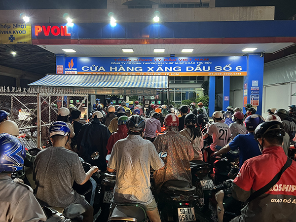 Các cây xăng dựng rào để tránh xảy ra hỗn loạn