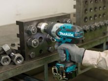 Máy siết bu lông dùng pin Makita DTW1001Z có tốt không?