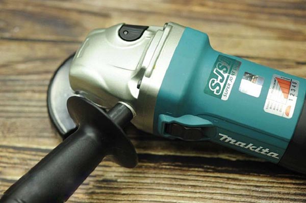 Makita GA4040C hoạt động bền bỉ