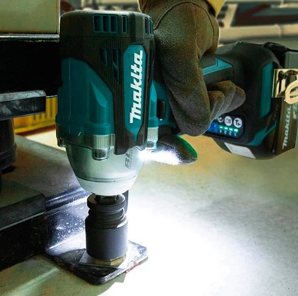 Makita DTW300FJX4 siết bu lông mạnh mẽ