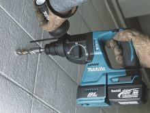 Review máy khoan bê tông pin Makita DHR242Z có tốt không?