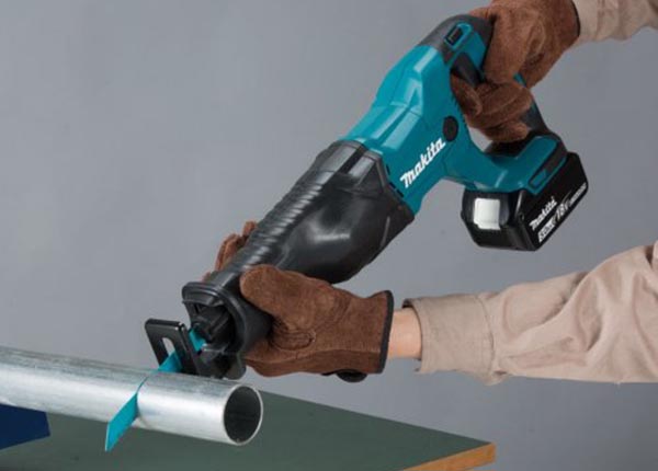 Makita DJR187Z hoạt động mạnh mẽ