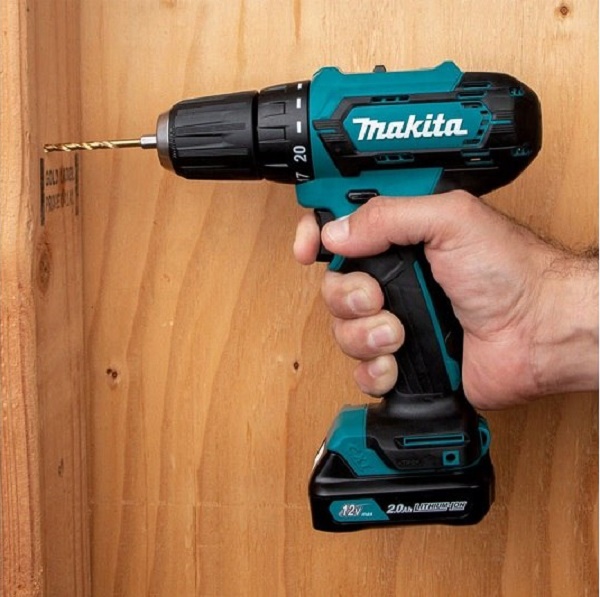 Máy khoan pin Makita DF333DSYE khoan gỗ, thép trơn tru