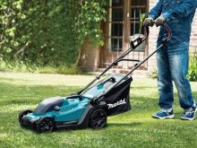 Makita DLM330Z cắt dọn cỏ tại vườn