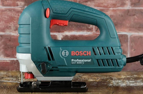 máy cưa GST 8000E thiết kế chắc chắn, chất liệu chịu lực