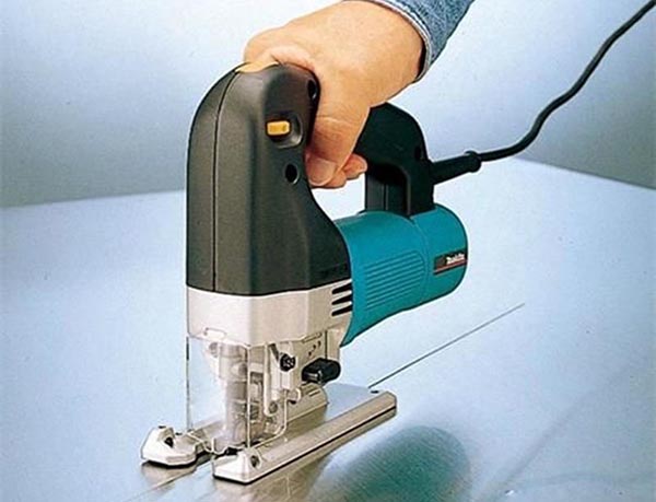 Makita 4304 cưa, cắt vật liệu dễ dàng