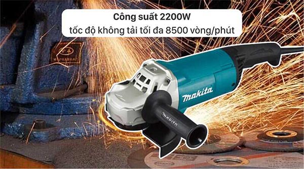 Makita GA7060 hoạt động với công suất 2.200W