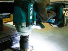 Mua máy siết bu lông Makita DTW300FJX4 có tốt không?