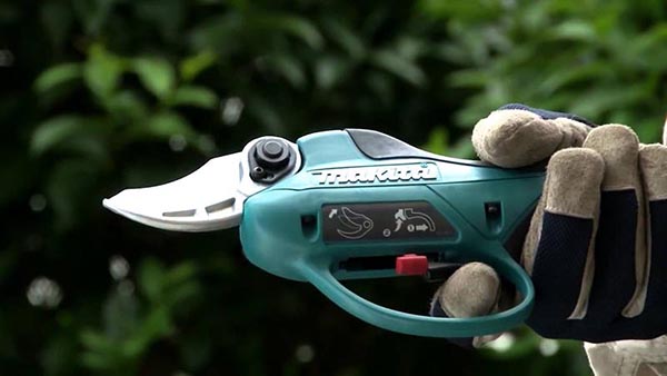 Makita DUP362ZN có độ mở tối đa là 54mm