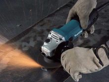 Makita GA4030R hoạt động với công suất 720W