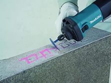 Makita GD0602 hoạt động với công suất 400W