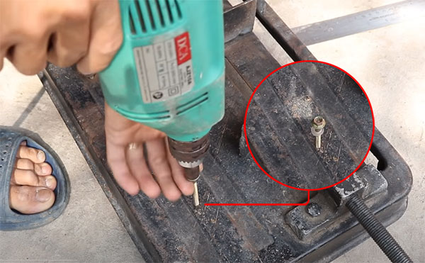 Khoan bắt vít vào một điểm trên vạch kẻ sẵn
