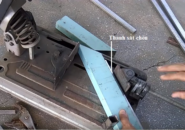 Cắt thanh sắt mẫu theo đường đã vạch sẵn