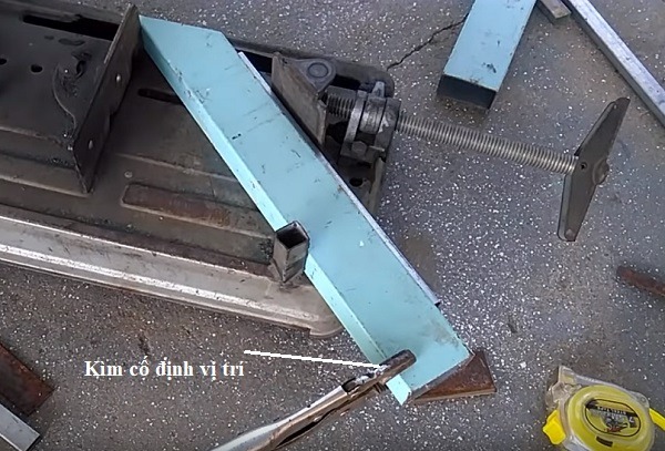 Đo chiều dài thanh sắt cần gia công