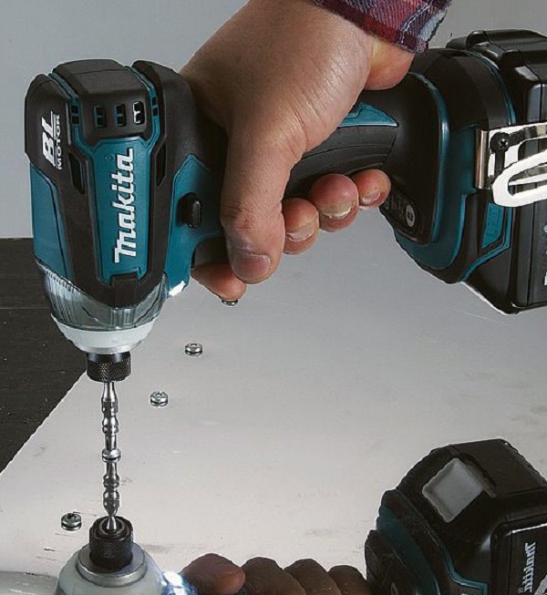 Makita DTD152RME vặn vít mạnh với điện áp 18V
