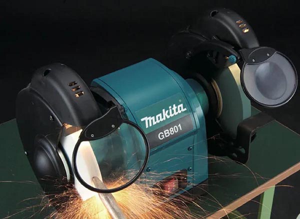 Makita GB801 làm việc mạnh mẽ
