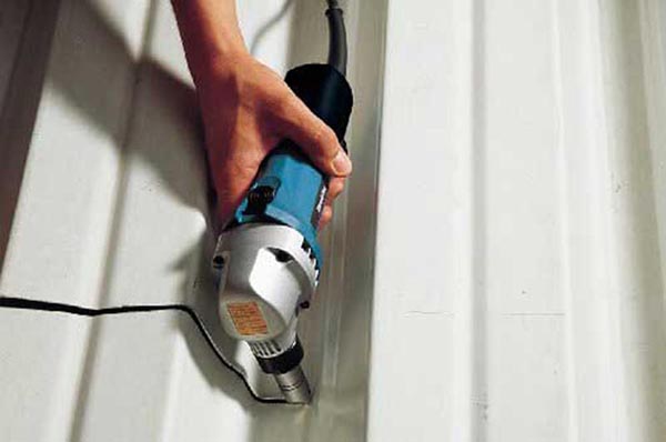 Makita JN1601 dùng để cắt tôn