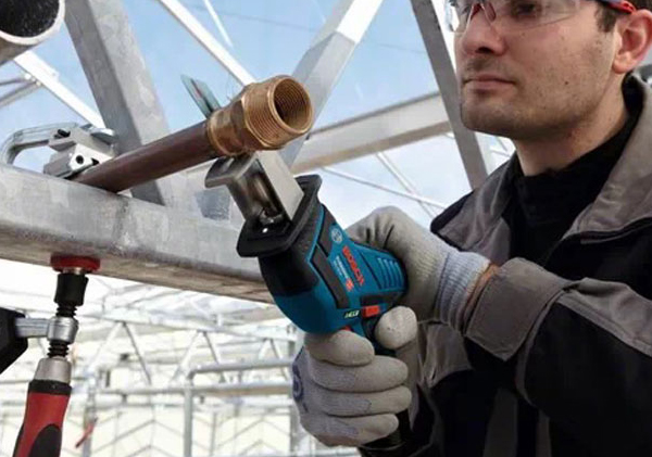 Bosch GSA 12V-Li cưa được nhiều vật liệu khác nhau